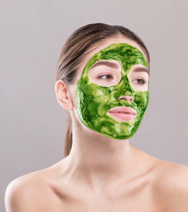 Frau mit steriler Green Collagen Mask im Gesicht