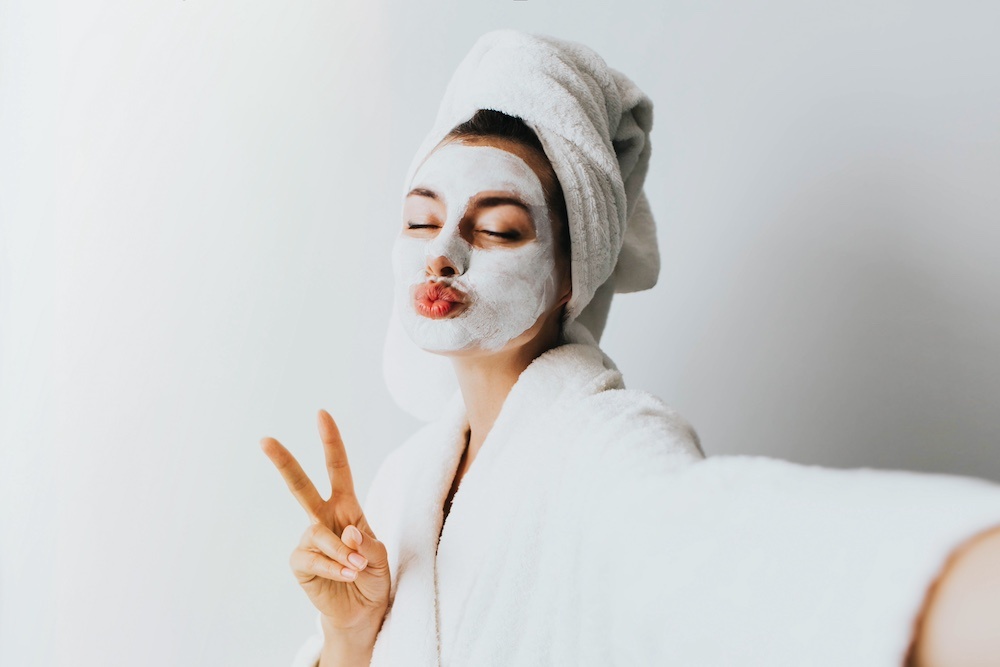Skincare - Frau bei der Hautpflge mit einer Maske