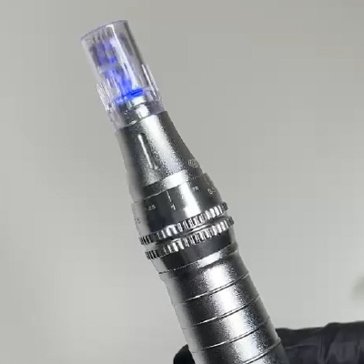 Dermapen mit blauem LED-Licht