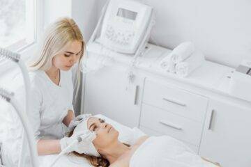 RF-Microneedling Behandlung bei einer Frau